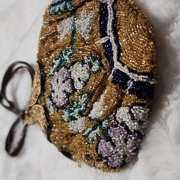 VINTAGE  BEADED HAND BAG. - Picture 5 of 10